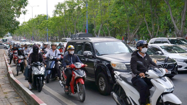 TP. HCM người dân bắt đầu nghỉ lễ, xe cộ rồng rắn hàng km tại các cửa ngõ - Ảnh 2.