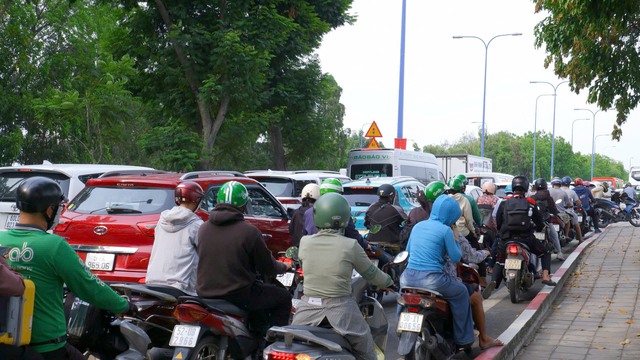 TP. HCM người dân bắt đầu nghỉ lễ, xe cộ rồng rắn hàng km tại các cửa ngõ - Ảnh 3.