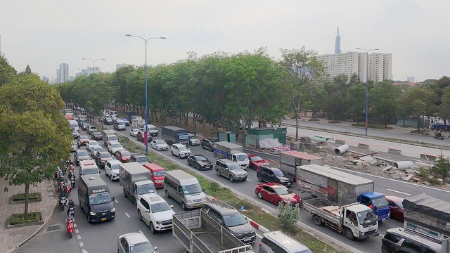 TP. HCM người dân bắt đầu nghỉ lễ, xe cộ rồng rắn hàng km tại các cửa ngõ - Ảnh 1.
