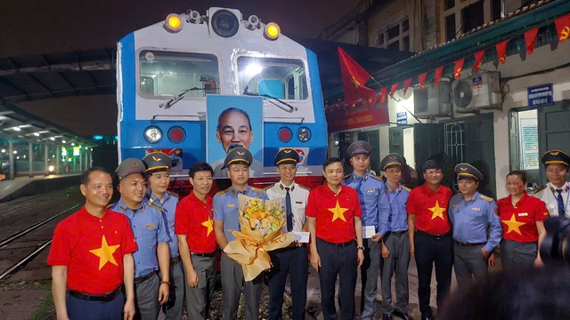 Hình ảnh đoàn tàu đặc biệt kỷ niệm 50 năm Ngày Giải phóng miền Nam, thống nhất đất nước- Ảnh 1. Hình ảnh đoàn tàu đặc biệt kỷ niệm 50 năm Ngày Giải phóng miền Nam, thống nhất đất nước- Ảnh 1.