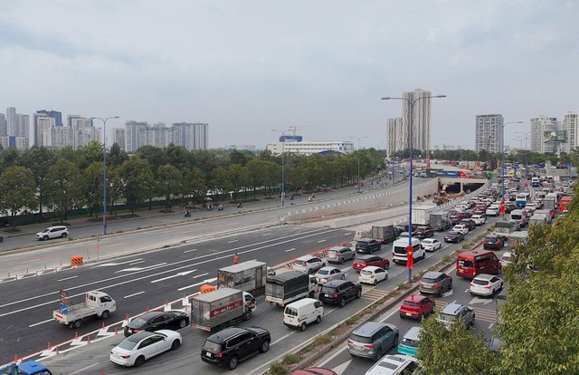 TP. HCM người dân bắt đầu nghỉ lễ, xe cộ rồng rắn hàng km tại các cửa ngõ - Ảnh 4.