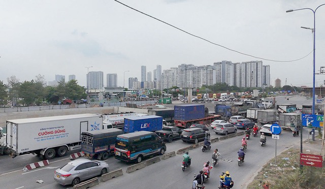 TP. HCM người dân bắt đầu nghỉ lễ, xe cộ rồng rắn hàng km tại các cửa ngõ - Ảnh 5.