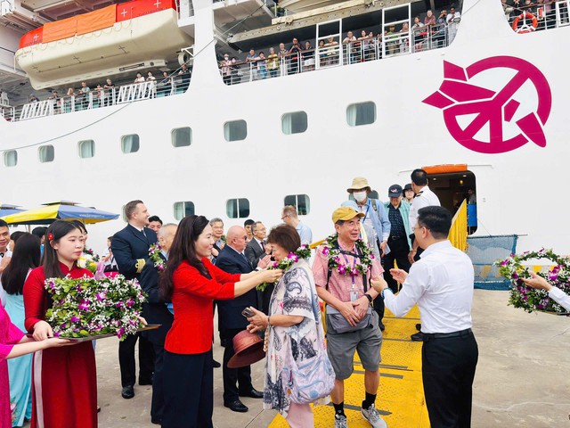 Tàu biển đưa 1.700 du khách quốc tế đến Hạ Long - Ảnh 1. Tàu biển đưa 1.700 du khách quốc tế đến Hạ Long - Ảnh 1.