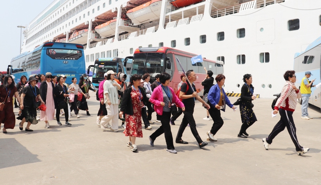 Tàu biển đưa 1.700 du khách quốc tế đến Hạ Long - Ảnh 2. Tàu biển đưa 1.700 du khách quốc tế đến Hạ Long - Ảnh 2.