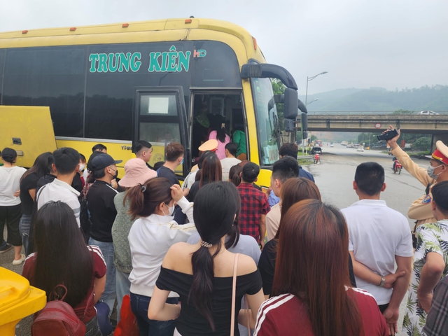 Yên Bái: Phạt tài xế và chủ xe khách Trung Kiên gần 200 triệu đồng do chở quá số người- Ảnh 1.