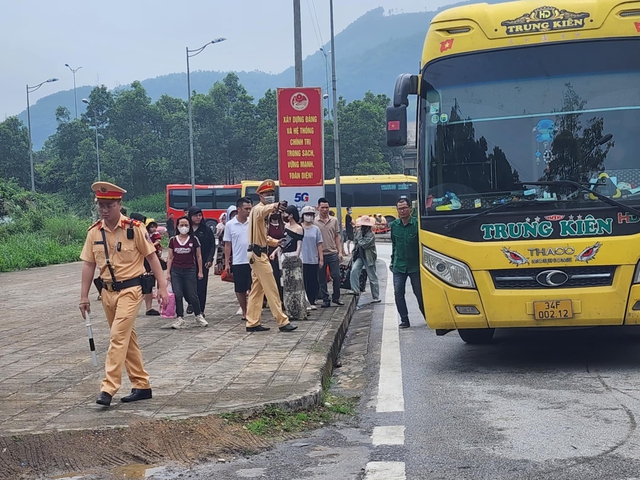 Yên Bái: Phạt tài xế và chủ xe khách Trung Kiên gần 200 triệu đồng do chở quá số người- Ảnh 2.