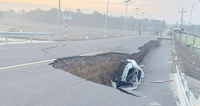 Tây Ninh lún chân cầu vừa khánh thành, ô tô rơi xuống hố sâu khiến 6 người bị thương- Ảnh 1.