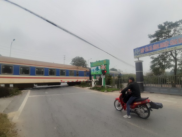 Khắc phục cần chắn tự động đường ngang qua đường sắt đóng, mở sớm - Kỳ cuối: Đồng bộ nhiều giải pháp   - Ảnh 1.