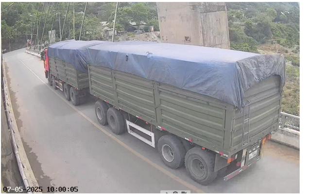 Rất cần kiểm soát xe quá tải qua cầu Đakrông - Ảnh 1.
