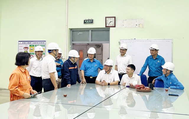 Tổng công ty Phát điện 1 thăm, tặng quà người lao động tại Công ty cổ phần Nhiệt điện Quảng Ninh  - Ảnh 1.