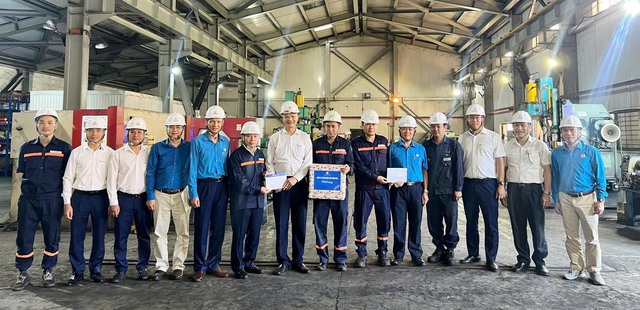 Tổng công ty Phát điện 1 thăm, tặng quà người lao động tại Công ty cổ phần Nhiệt điện Quảng Ninh  - Ảnh 4.