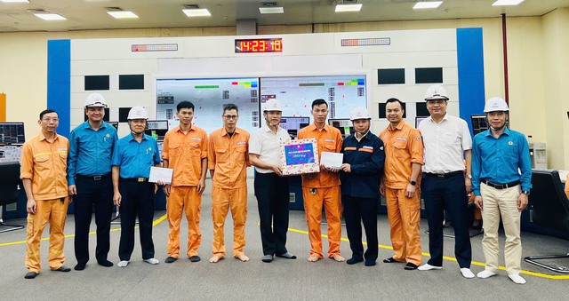 Tổng công ty Phát điện 1 thăm, tặng quà người lao động tại Công ty cổ phần Nhiệt điện Quảng Ninh  - Ảnh 2.