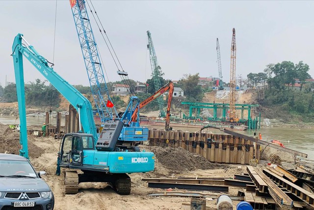 Bảo đảm an toàn thi công cầu Phong Châu trong mùa mưa bão - Ảnh 1.