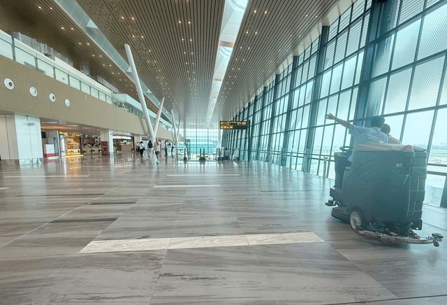 Nguyên nhân khiến Nhà ga T3 sân bay Tân Sơn Nhất vừa khánh thành đã hở gạch lát sàn - Ảnh 1.