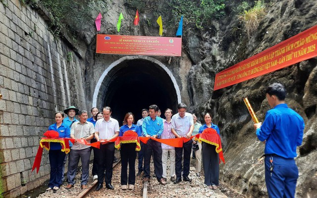 Đưa vào hoạt động công trình điện năng lượng mặt trời tại hầm đường sắt Đèo Cả- Ảnh 1.