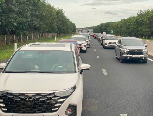 Người xe ùn ùn đổ về TP. HCM sau kỳ nghỉ lễ khiến giao thông ùn tắc - Ảnh 6.