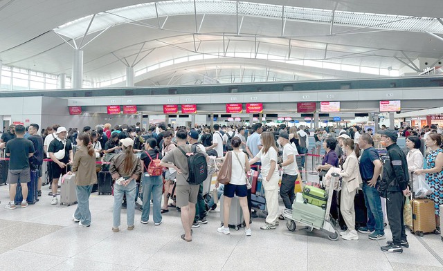 Ngày cuối nghỉ lễ sân bay Tân Sơn Nhất đón 120.000 khách thấp hơn dự báo - Ảnh 2.