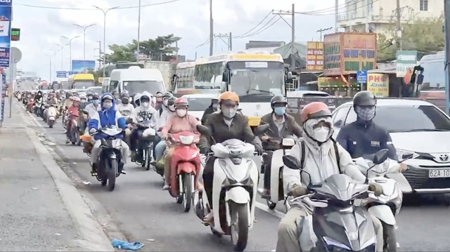 Người xe ùn ùn đổ về TP. HCM sau kỳ nghỉ lễ khiến giao thông ùn tắc - Ảnh 2.