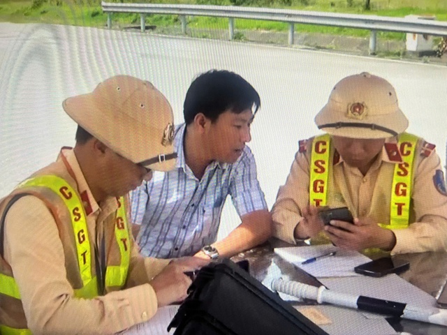 CSGT phạt tiền, trừ điểm GPLX tài xế xe khách lấn làn trên cao tốc- Ảnh 1. CSGT phạt tiền, trừ điểm GPLX tài xế xe khách lấn làn trên cao tốc- Ảnh 1.