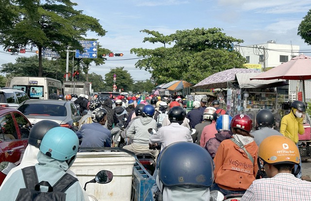 Người xe ùn ùn đổ về TP. HCM sau kỳ nghỉ lễ khiến giao thông ùn tắc - Ảnh 4.