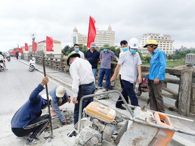 Quảng Ninh: Xuất hiện vết nứt, tạm dừng ô tô lưu thông qua cầu Ka Long ở TP Móng Cái - Ảnh 1.