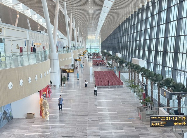 Khắc phục Nhà ga T3 sân bay Tân Sơn Nhất bị dột mái sau mưa lớn - Ảnh 2.