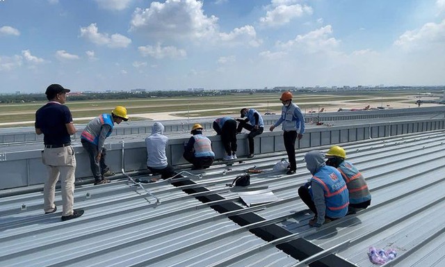 Khắc phục Nhà ga T3 sân bay Tân Sơn Nhất bị dột mái sau mưa lớn - Ảnh 1.