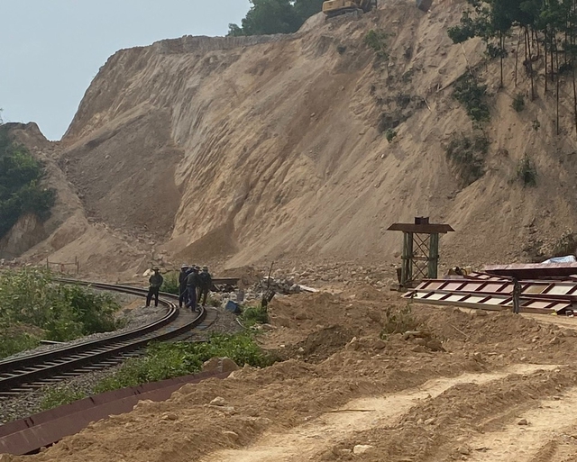 Kiến nghị xử lý đơn vị thi công không đảm bảo an toàn trên đường sắt quốc gia- Ảnh 1.