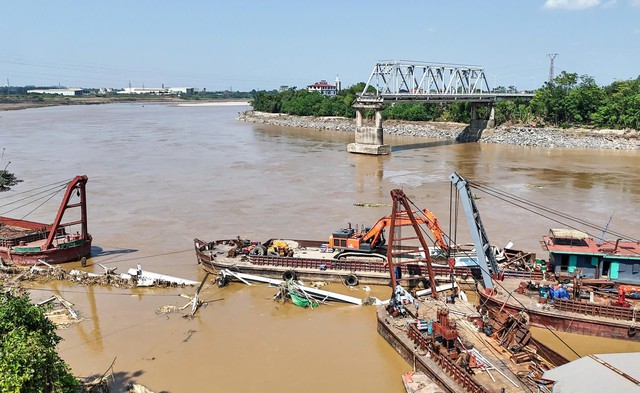 Đề xuất dừng trục vớt phần nhịp cầu Phong Châu bị sập, chìm sâu dưới sông- Ảnh 1.