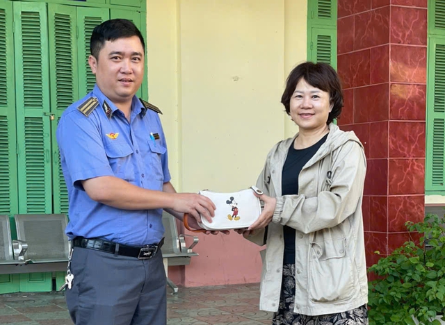 Hai ngày liên tiếp các tổ tàu trả lại số tài sản lớn cho khách bỏ quên- Ảnh 1. Hai ngày liên tiếp các tổ tàu trả lại số tài sản lớn cho khách bỏ quên- Ảnh 1.