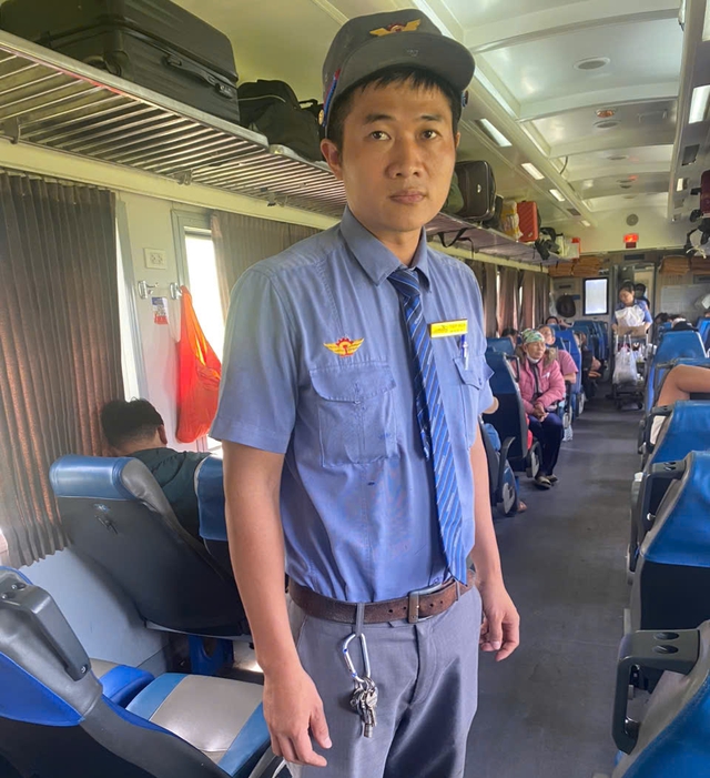 Hai ngày liên tiếp các tổ tàu trả lại số tài sản lớn cho khách bỏ quên- Ảnh 2. Hai ngày liên tiếp các tổ tàu trả lại số tài sản lớn cho khách bỏ quên- Ảnh 2.