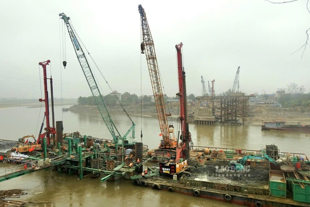 Đề xuất dừng trục vớt phần nhịp cầu Phong Châu bị sập, chìm sâu dưới sông- Ảnh 2.