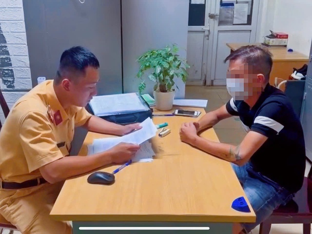 Hà Nội: Phạt 11 triệu, tước bằng lái tài xế xe khách vượt chắn tàu, gây hỏng cần barie - Ảnh 1.