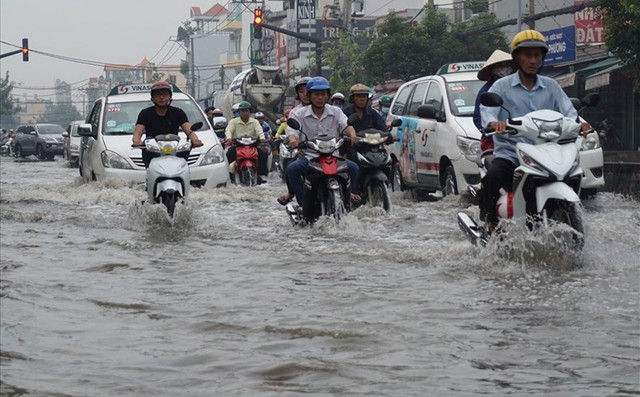 Sớm khắc phục tình trạng ngập trên QL1 qua tỉnh Bạc Liêu - Ảnh 1.