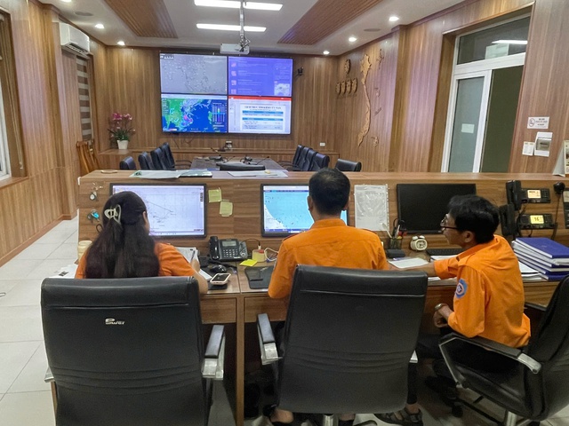 Khẩn trương triển khai công tác tìm kiếm, cứu nạn hàng hải ứng phó bão số 1 - Ảnh 6.