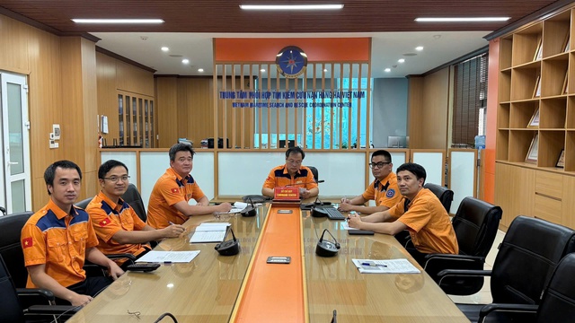 Khẩn trương triển khai công tác tìm kiếm, cứu nạn hàng hải ứng phó bão số 1 - Ảnh 2.