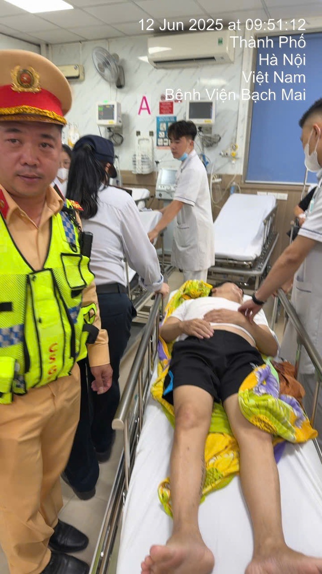 Video CSGT kịp thời hỗ trợ đưa người bị đột quỵ đến bệnh viện Bạch Mai cấp cứu- Ảnh 1.