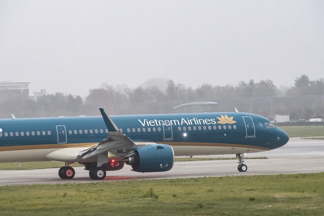 Hàng loạt chuyến bay bị ảnh hưởng do bão WUTIP - Ảnh 1.