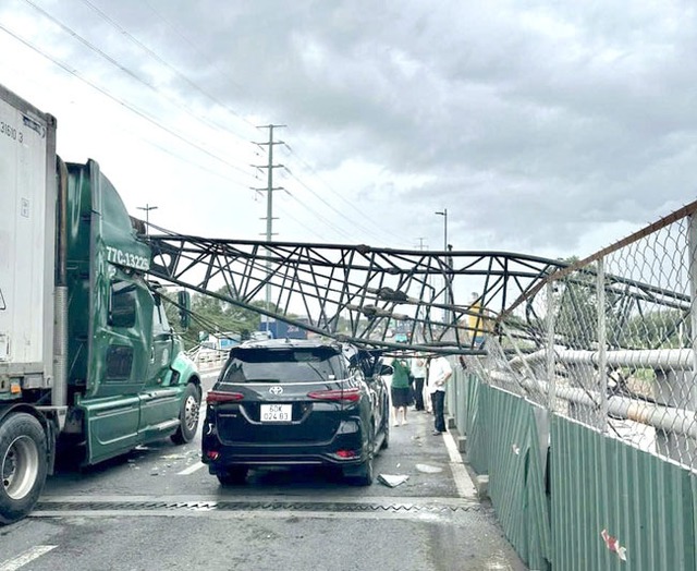 TP.HCM chỉ đạo khẩn điều tra sự cố sập cần cẩu tại nút giao Mỹ Thủy - Ảnh 1.