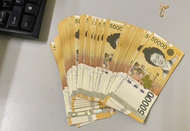 Vị khách Hàn Quốc xúc động khi nhận lại 5 triệu Won bỏ quên tại sân bay Nội Bài - Ảnh 2.