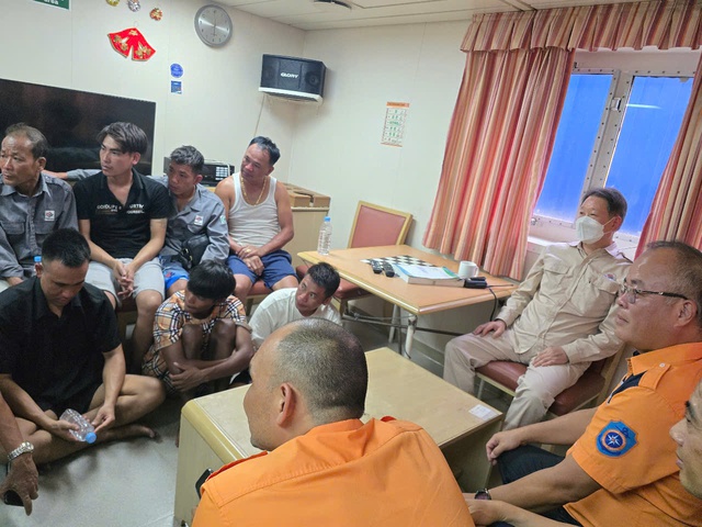 Bàn giao 11 ngư dân Quảng Ninh trên tàu cá bị chìm - Ảnh 4.