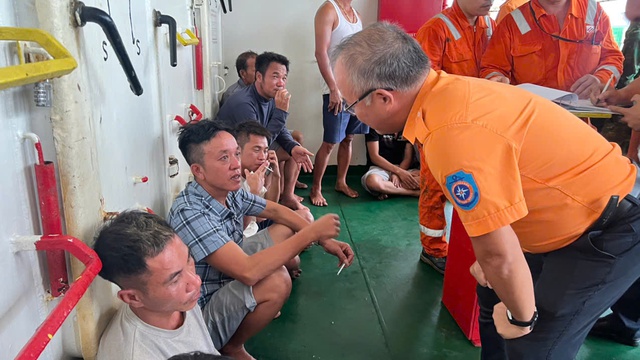 Bàn giao 11 ngư dân Quảng Ninh trên tàu cá bị chìm - Ảnh 3.