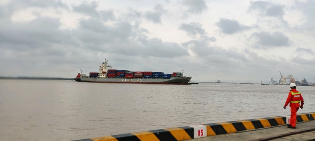 Bàn giao 11 ngư dân Quảng Ninh trên tàu cá bị chìm - Ảnh 1.