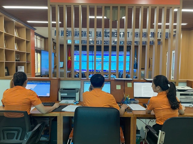 Kịp thời huy động tàu nước ngoài cứu sống 11 ngư dân tàu cá Quảng Ninh chìm trên biển - Ảnh 4.