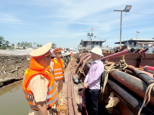 Công an TP Hải Phòng ra quân xử lý tình trạng khai thác cát, sỏi trái phép - Ảnh 1.