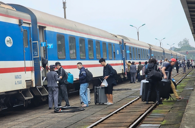 Ngành đường sắt giảm 10% giá vé cho tân sinh viên đi nhập học, người thân đi cùng - Ảnh 2.