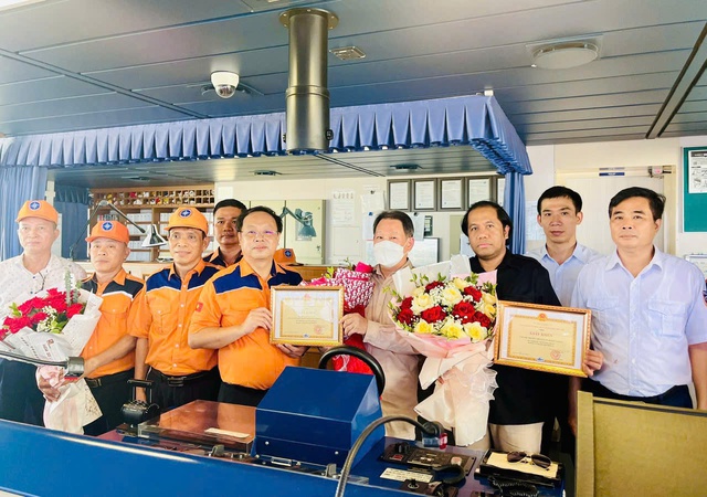 Vụ cứu 11 ngư dân trôi dạt trên biển: Khen thưởng Thuyền trưởng và thuyền viên tàu STARSHIP TAURUS - Ảnh 1.