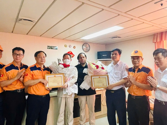 Vụ cứu 11 ngư dân trôi dạt trên biển: Khen thưởng Thuyền trưởng và thuyền viên tàu STARSHIP TAURUS - Ảnh 2.