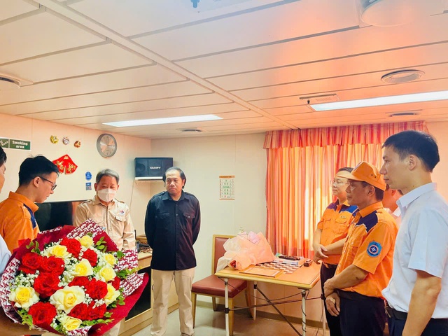 Vụ cứu 11 ngư dân trôi dạt trên biển: Khen thưởng Thuyền trưởng và thuyền viên tàu STARSHIP TAURUS - Ảnh 3.