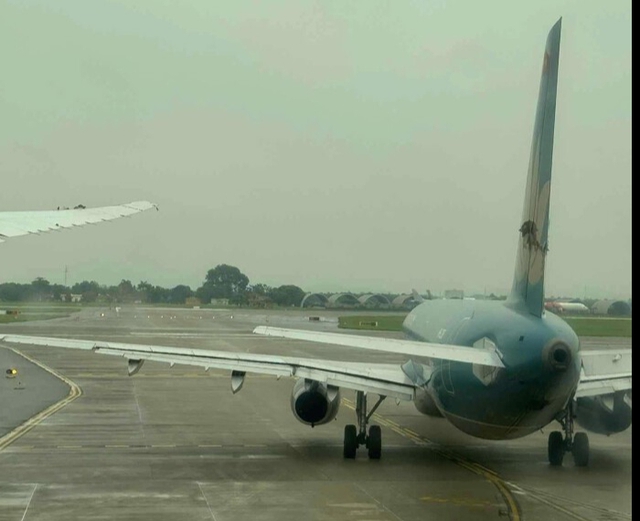 Lập tổ điều tra sự cố 2 máy bay va nhau ở sân bay Nội Bài - Ảnh 1.